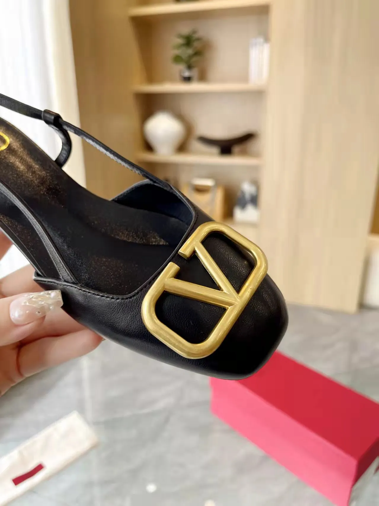 👟👟Ex-factory price 400👟👟 Genuine leather sole +40 Top version 𝑉𝐴𝐿𝐸𝑁𝑇𝐼𝑁𝑂 Valentino new spring and summer women's back hollow new sandals. Unique V-buckle hardware accessories bring out a full sense of luxury. The new season will live up to expectations! Worth buying★Absolutely high-grade❥Original method, Absolutely sensual❥Elegant style, creating a different feeling, simple and elegant style!  Code number: 35-41 (34-42 customized, non-returnable) Fabric: Imported sheepskin Inner foot pads: Inner sheepskin Heel height: 2 cm Leather outsole Rubber outsole